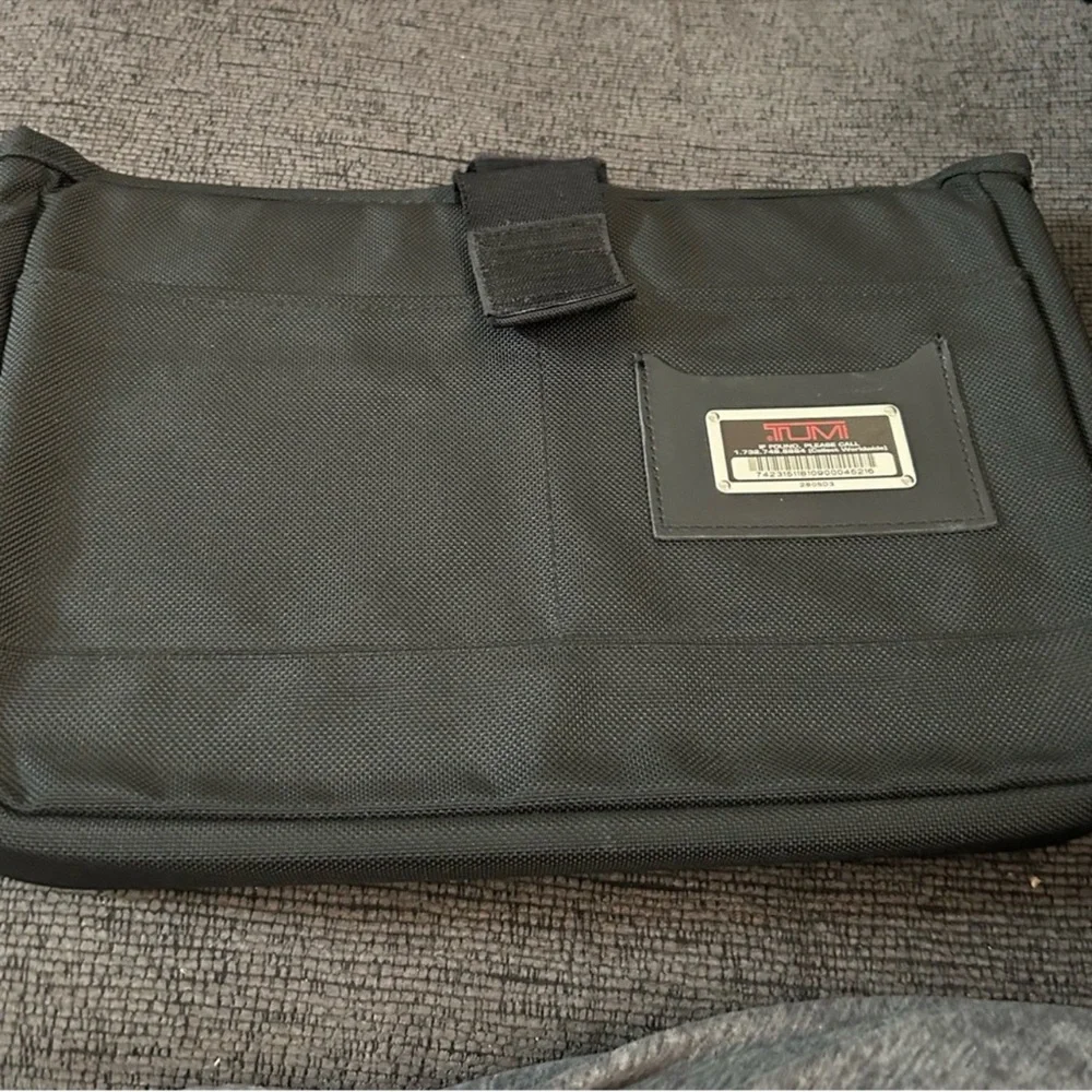 Tumi black padded nylon laptop computer sleeve insert 14